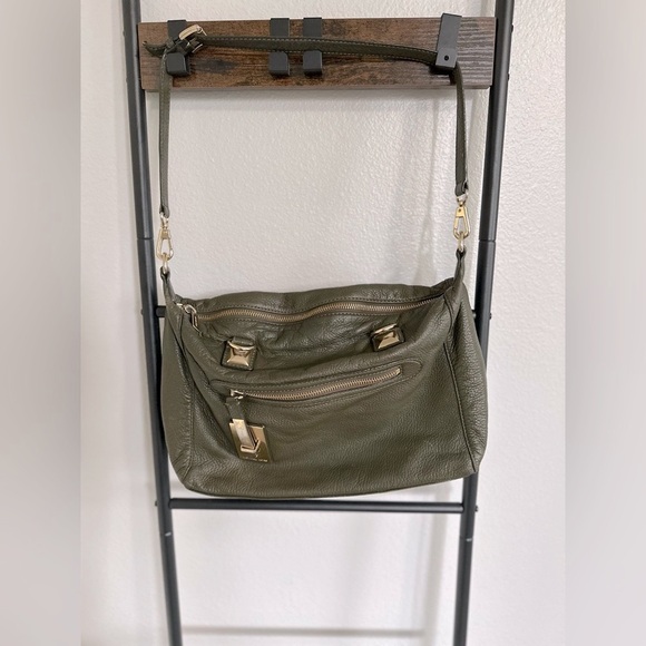 🚨 Michael Kors Textured Leather Dark Green Purse with gold accents. - Picture 2 of 8